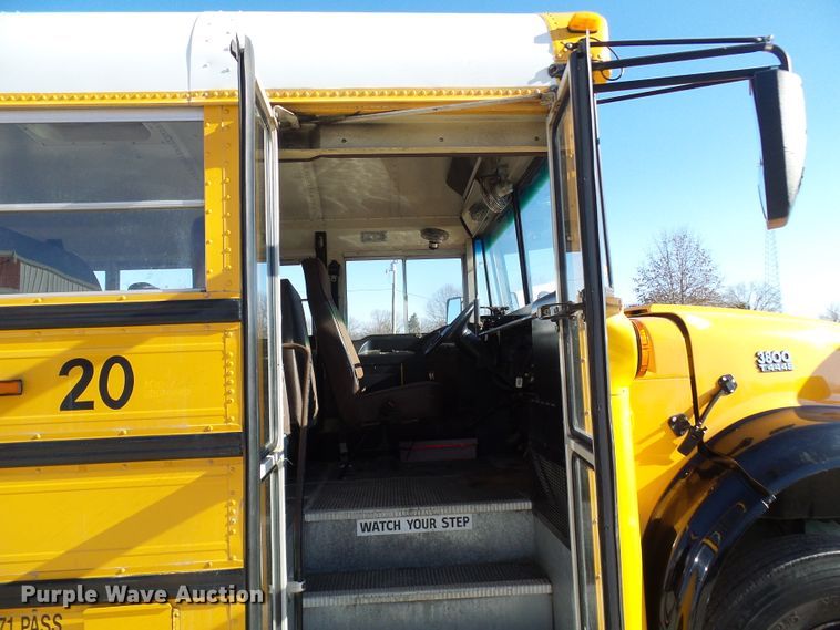 image for item DC2872 2000 International 3800  school bus