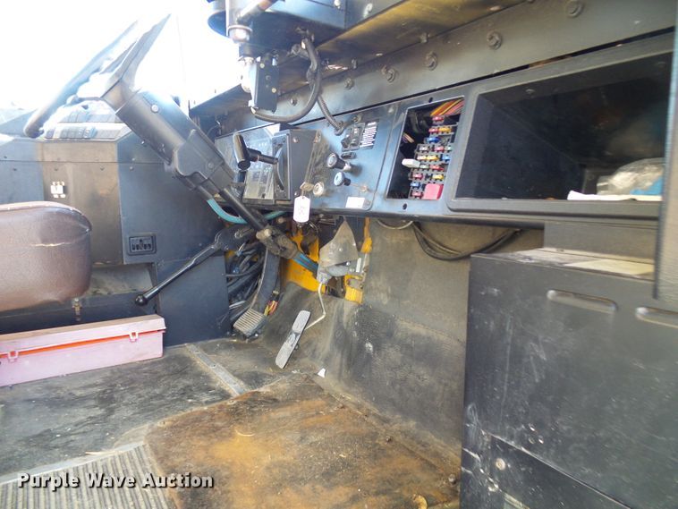 image for item DC2872 2000 International 3800  school bus