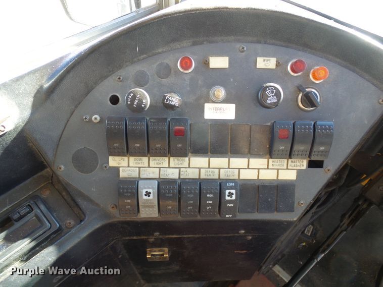 image for item DC2872 2000 International 3800  school bus