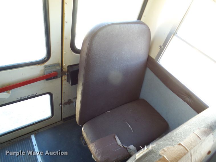 image for item DC2872 2000 International 3800  school bus