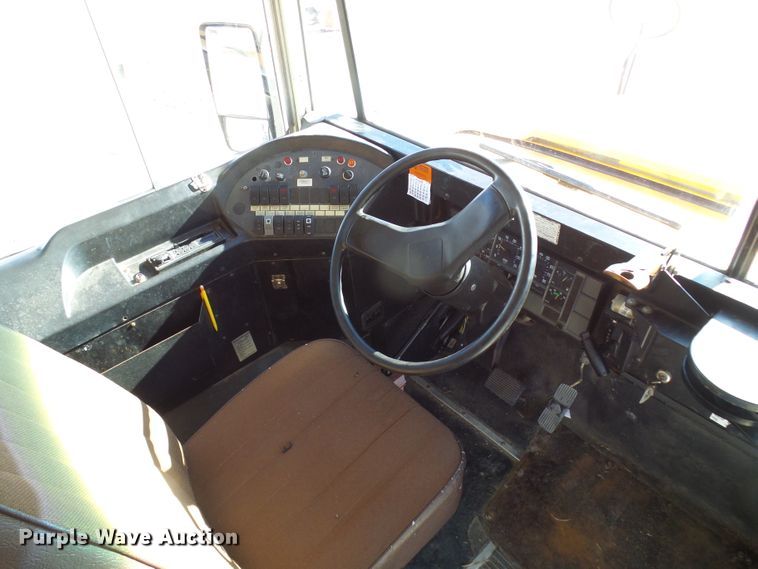 image for item DC2872 2000 International 3800  school bus