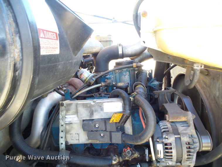 image for item DC2872 2000 International 3800  school bus