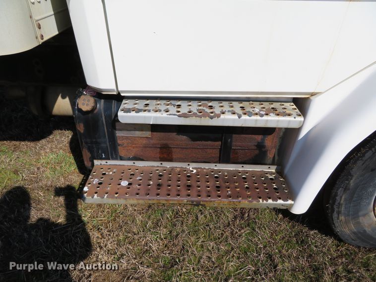 image for item DH0708 1999 Freightliner FL70  box truck