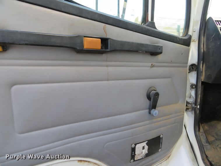 image for item DH0708 1999 Freightliner FL70  box truck