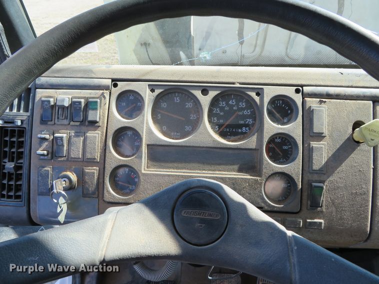 image for item DH0708 1999 Freightliner FL70  box truck