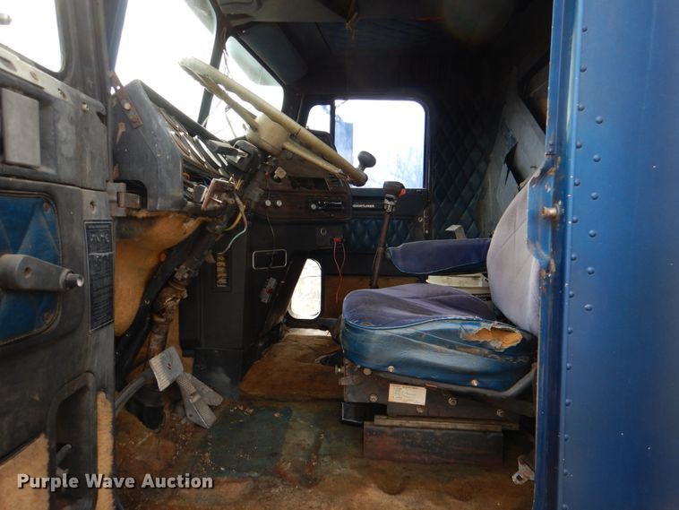 image for item DJ0390 1982 Freightliner FLC  dump truck