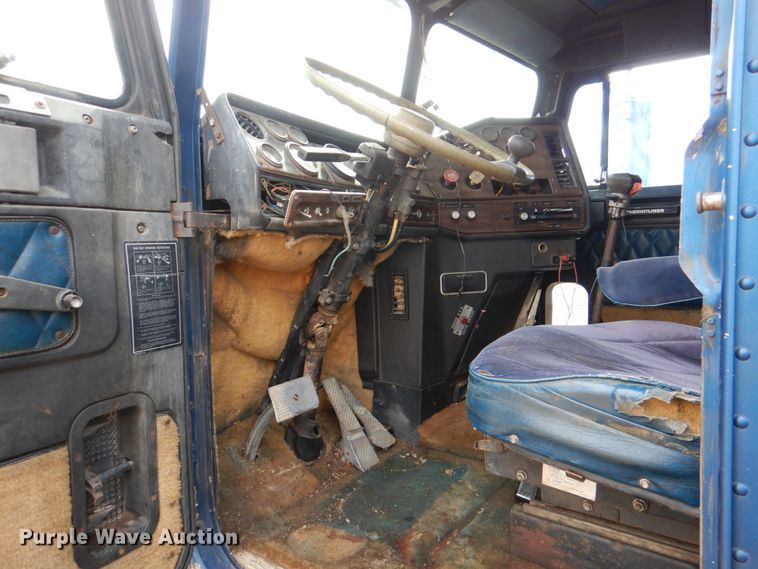 image for item DJ0390 1982 Freightliner FLC  dump truck