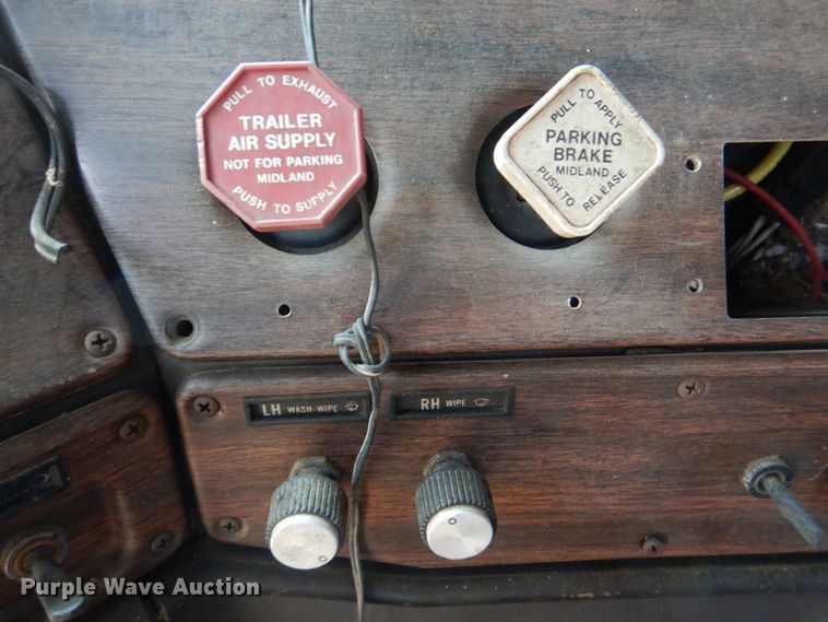 image for item DJ0390 1982 Freightliner FLC  dump truck