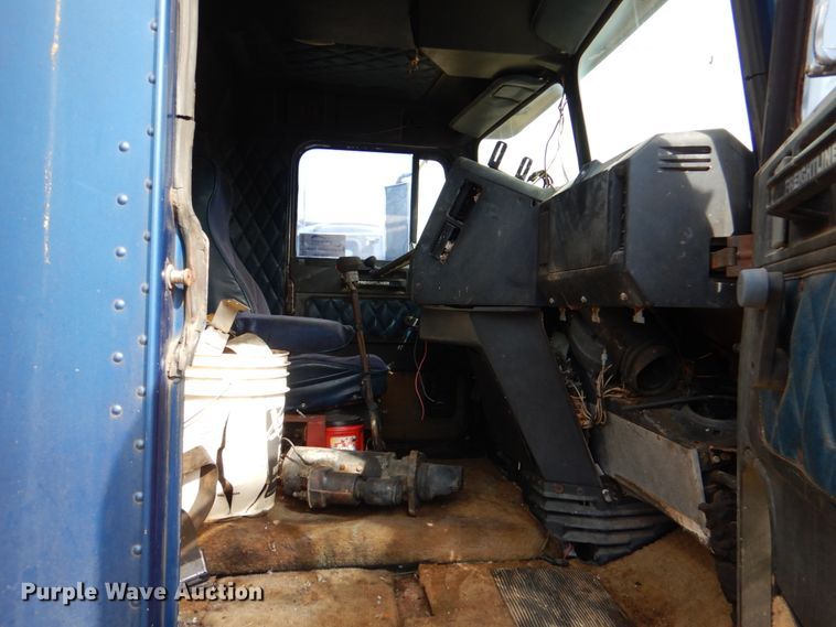 image for item DJ0390 1982 Freightliner FLC  dump truck