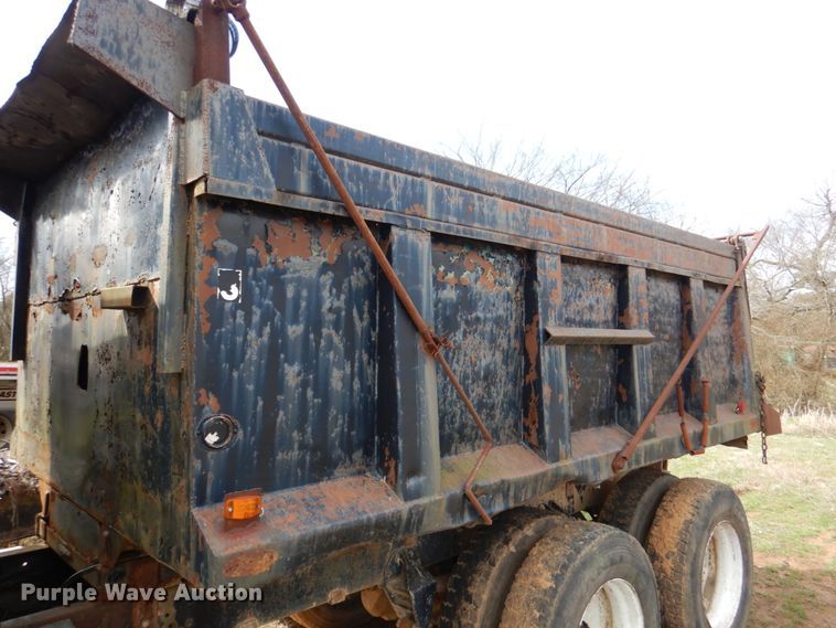 image for item DJ0390 1982 Freightliner FLC  dump truck