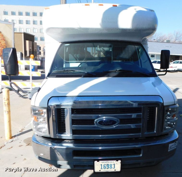 image for item DJ5973 2010 Ford E450 Super Duty  shuttle bus