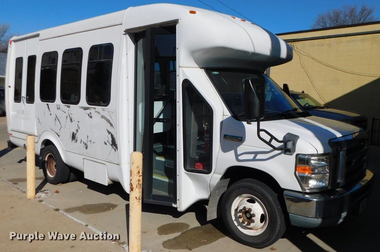image for item DJ5973 2010 Ford E450 Super Duty  shuttle bus