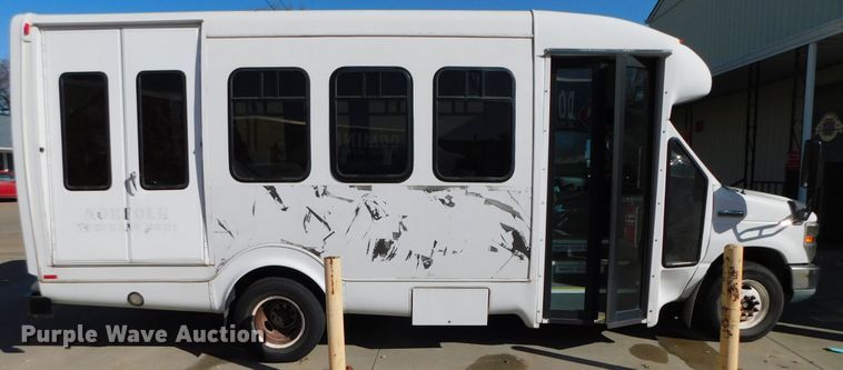 image for item DJ5973 2010 Ford E450 Super Duty  shuttle bus