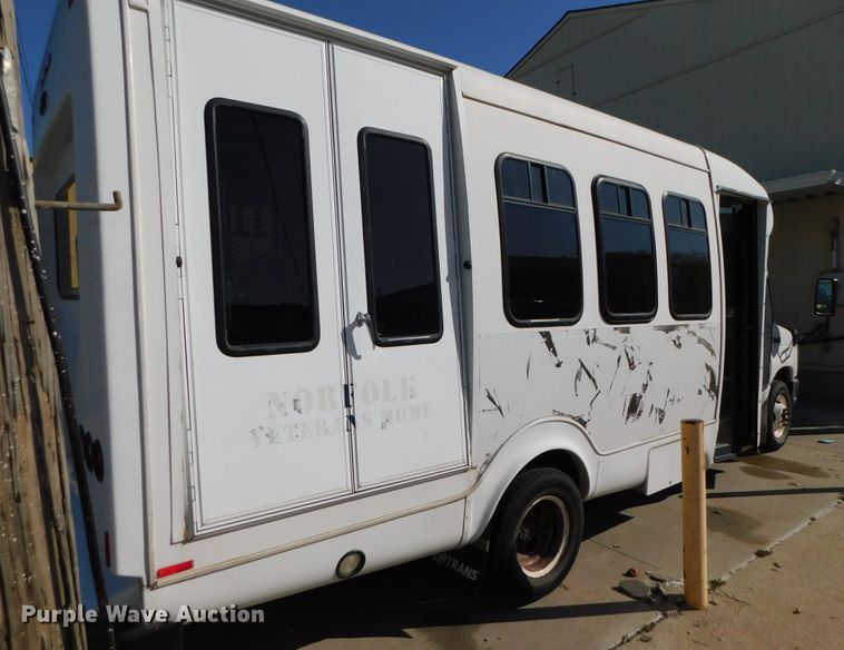 image for item DJ5973 2010 Ford E450 Super Duty  shuttle bus