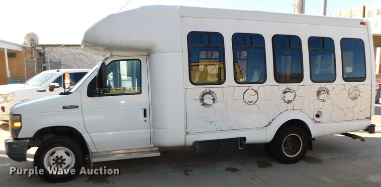 image for item DJ5973 2010 Ford E450 Super Duty  shuttle bus