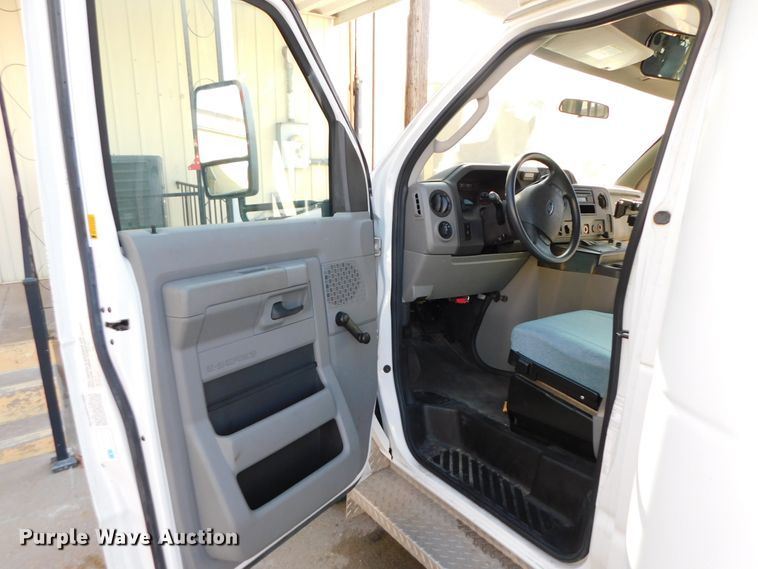 image for item DJ5973 2010 Ford E450 Super Duty  shuttle bus