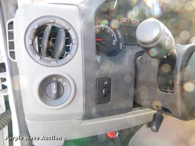 image for item DJ5973 2010 Ford E450 Super Duty  shuttle bus