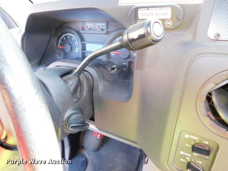 image for item DJ5973 2010 Ford E450 Super Duty  shuttle bus