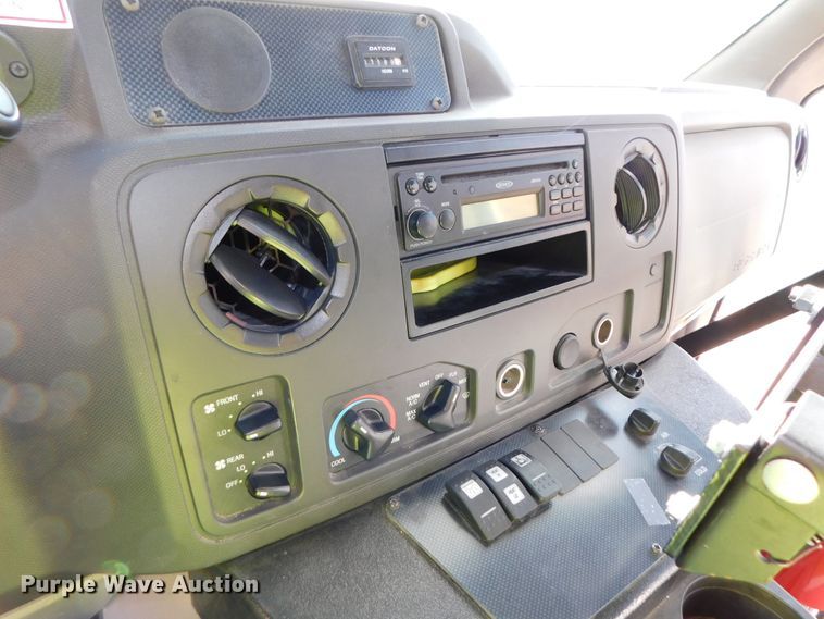 image for item DJ5973 2010 Ford E450 Super Duty  shuttle bus