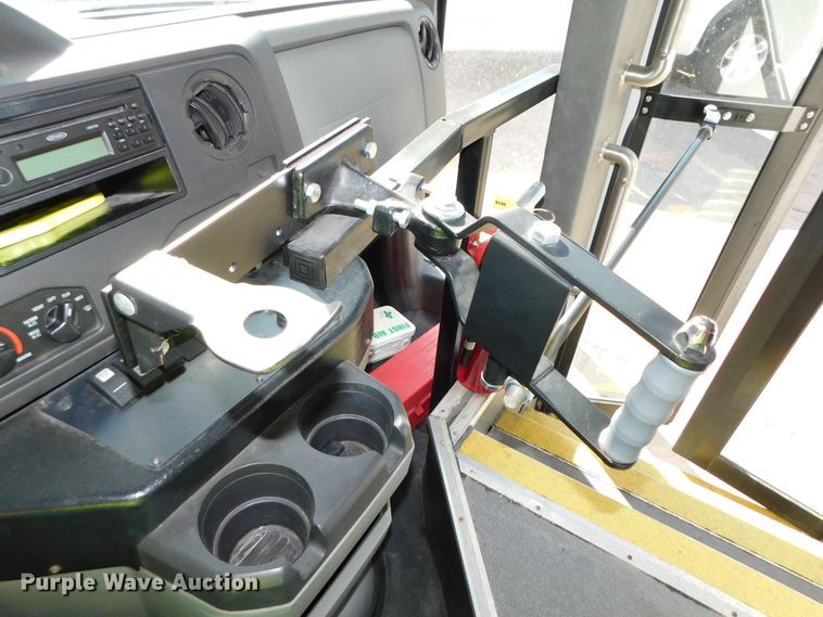 image for item DJ5973 2010 Ford E450 Super Duty  shuttle bus