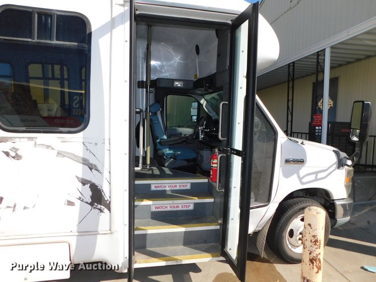 image for item DJ5973 2010 Ford E450 Super Duty  shuttle bus