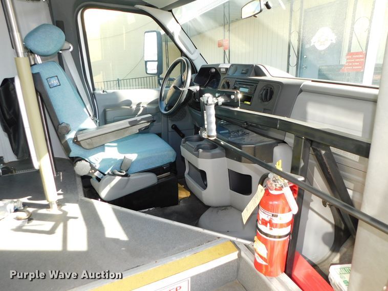 image for item DJ5973 2010 Ford E450 Super Duty  shuttle bus