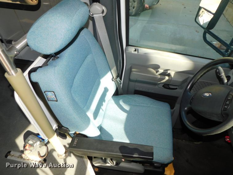 image for item DJ5973 2010 Ford E450 Super Duty  shuttle bus