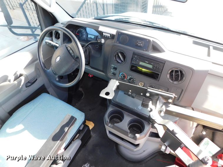 image for item DJ5973 2010 Ford E450 Super Duty  shuttle bus