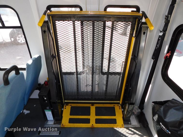 image for item DJ5973 2010 Ford E450 Super Duty  shuttle bus