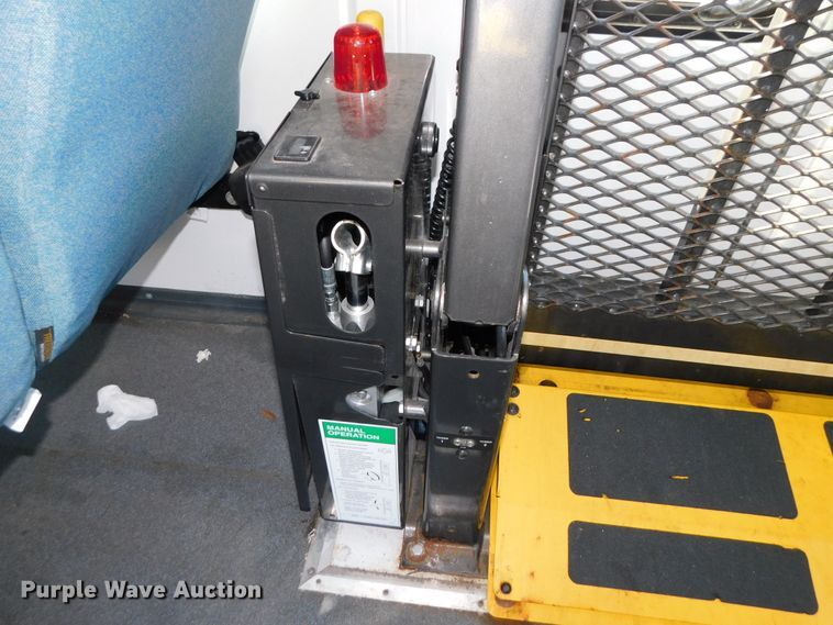 image for item DJ5973 2010 Ford E450 Super Duty  shuttle bus