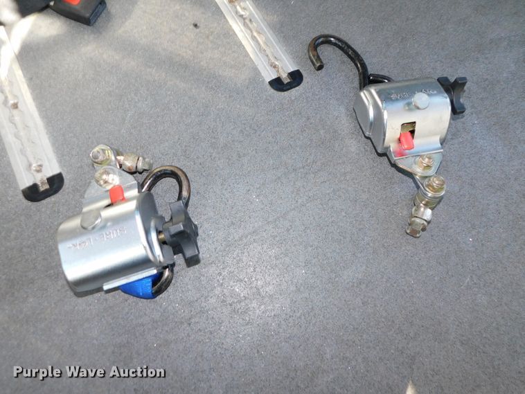 image for item DJ5973 2010 Ford E450 Super Duty  shuttle bus