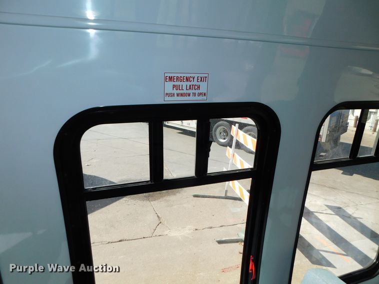 image for item DJ5973 2010 Ford E450 Super Duty  shuttle bus