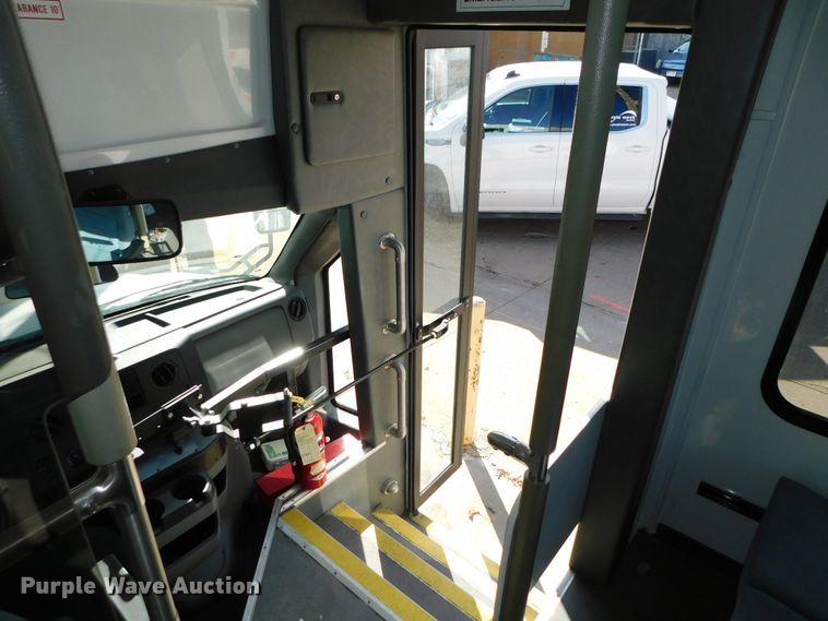 image for item DJ5973 2010 Ford E450 Super Duty  shuttle bus