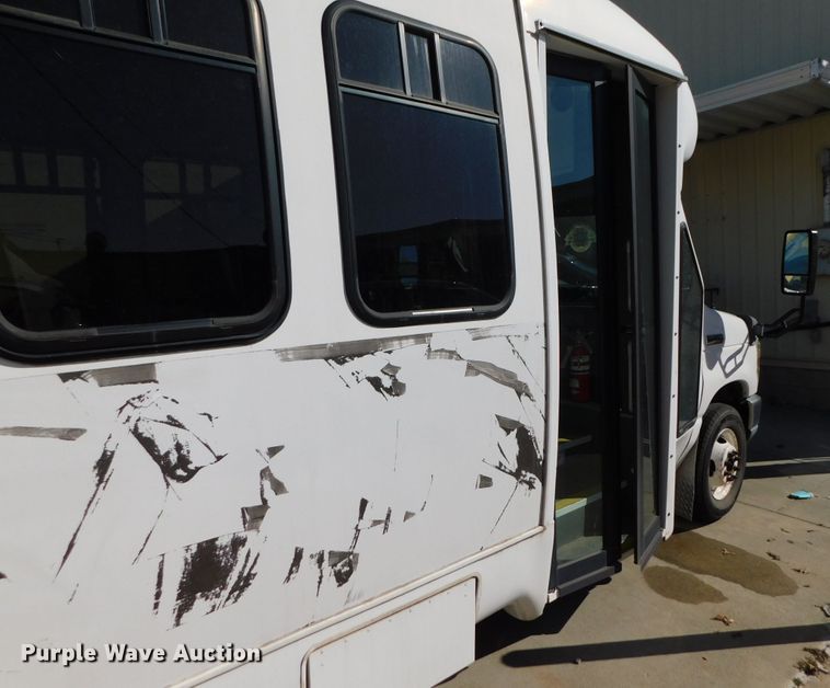 image for item DJ5973 2010 Ford E450 Super Duty  shuttle bus