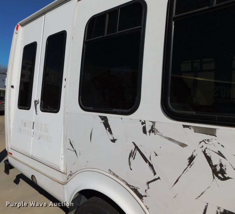 image for item DJ5973 2010 Ford E450 Super Duty  shuttle bus