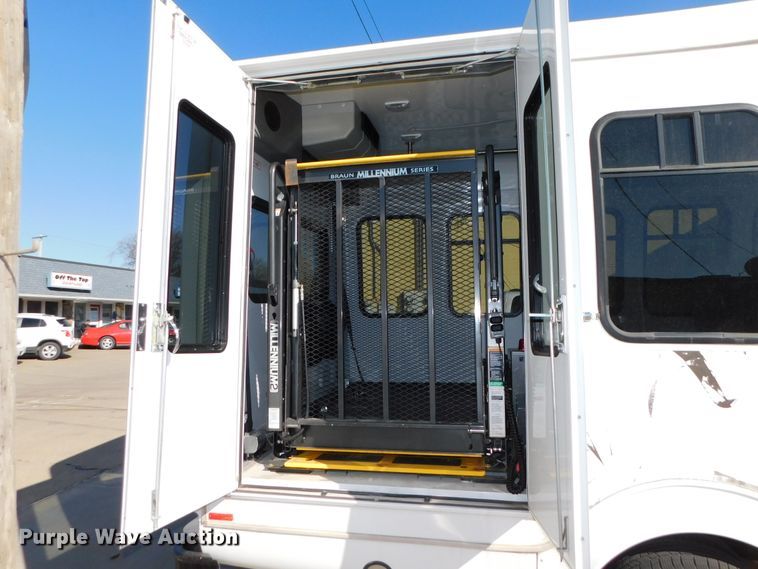 image for item DJ5973 2010 Ford E450 Super Duty  shuttle bus