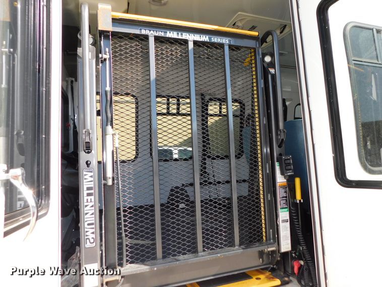 image for item DJ5973 2010 Ford E450 Super Duty  shuttle bus