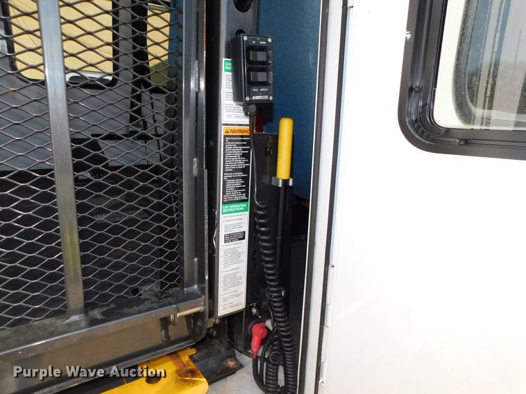 image for item DJ5973 2010 Ford E450 Super Duty  shuttle bus