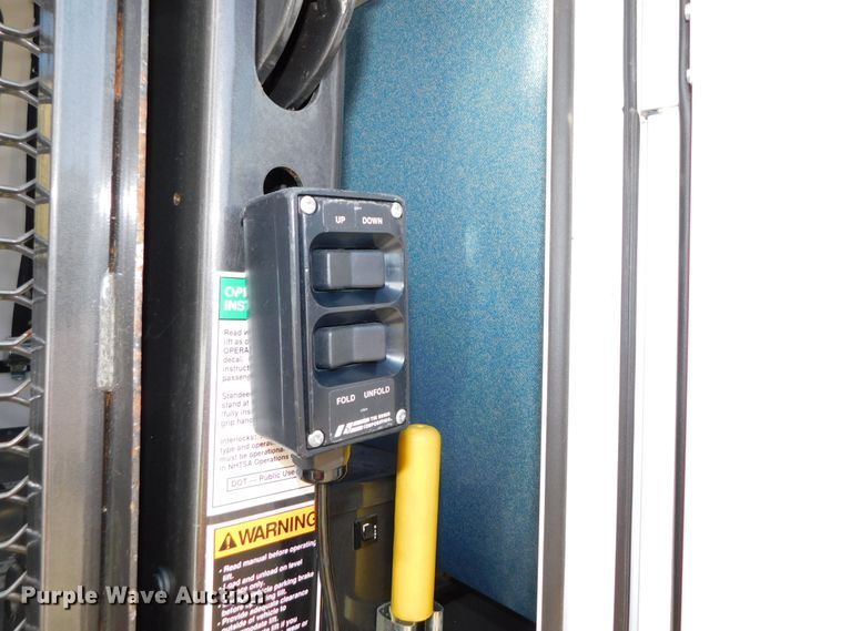 image for item DJ5973 2010 Ford E450 Super Duty  shuttle bus