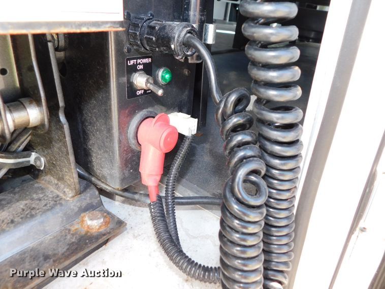 image for item DJ5973 2010 Ford E450 Super Duty  shuttle bus