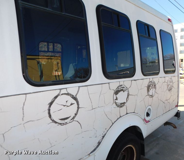 image for item DJ5973 2010 Ford E450 Super Duty  shuttle bus