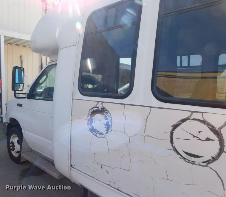 image for item DJ5973 2010 Ford E450 Super Duty  shuttle bus