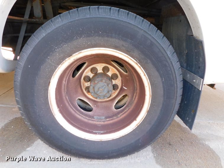 image for item DJ5973 2010 Ford E450 Super Duty  shuttle bus