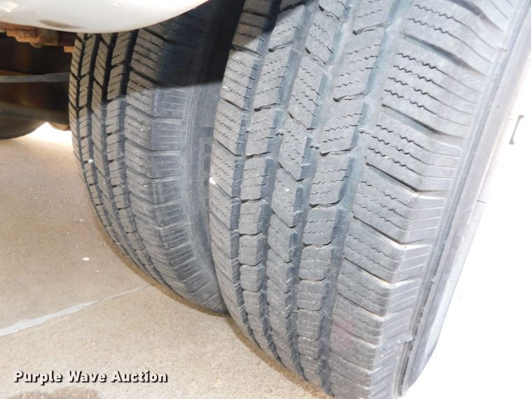 image for item DJ5973 2010 Ford E450 Super Duty  shuttle bus