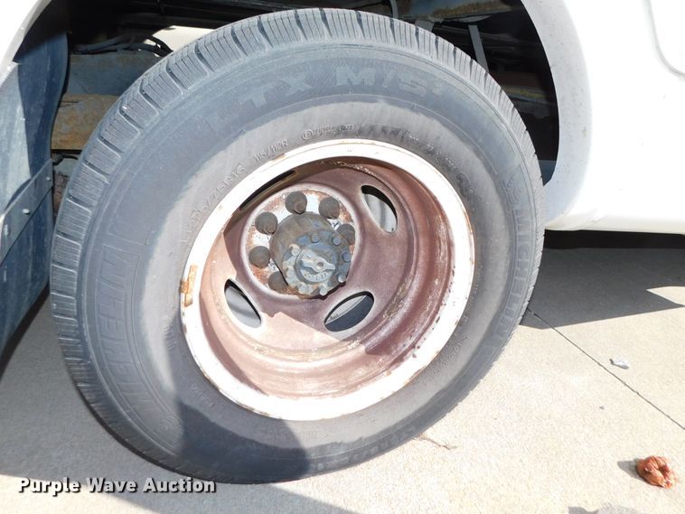 image for item DJ5973 2010 Ford E450 Super Duty  shuttle bus