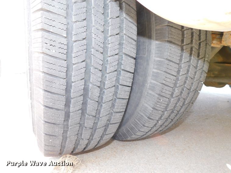 image for item DJ5973 2010 Ford E450 Super Duty  shuttle bus