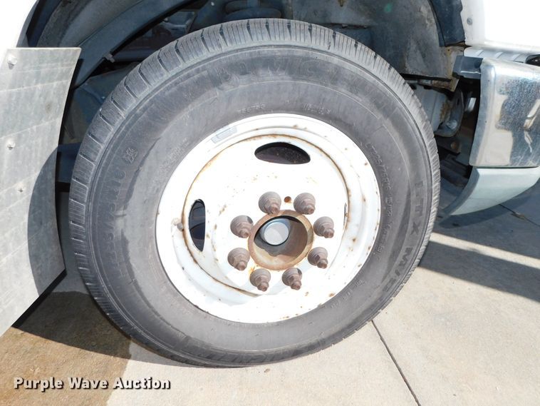 image for item DJ5973 2010 Ford E450 Super Duty  shuttle bus