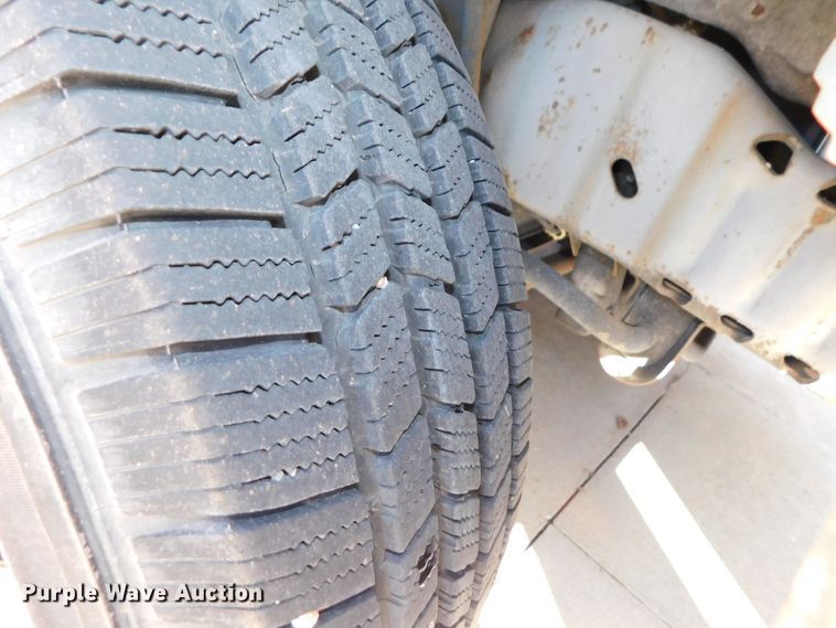 image for item DJ5973 2010 Ford E450 Super Duty  shuttle bus