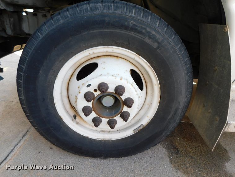 image for item DJ5973 2010 Ford E450 Super Duty  shuttle bus