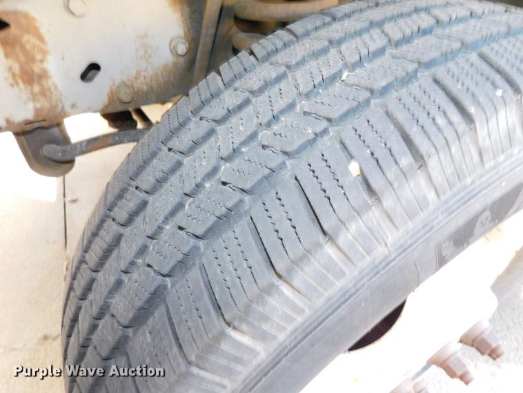 image for item DJ5973 2010 Ford E450 Super Duty  shuttle bus